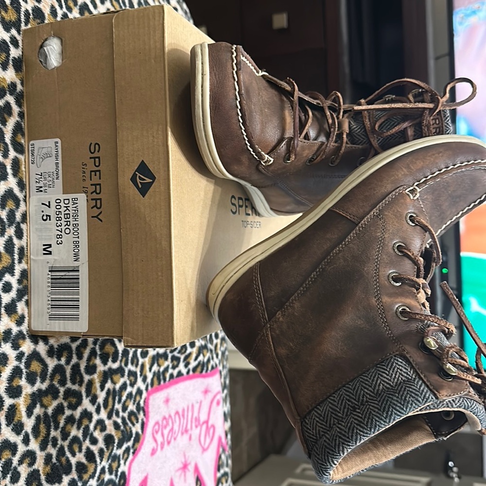 Women leather SPERRY Bayfish Brown size 7.5 M With original box like new